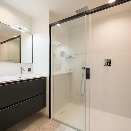 Luxe Comfort App Met Zijdelings Zeezicht En In Centrum